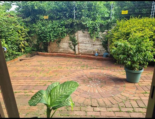 5 BEDROOM TOWNHOUSE FOR SALE IN GLENWOOD